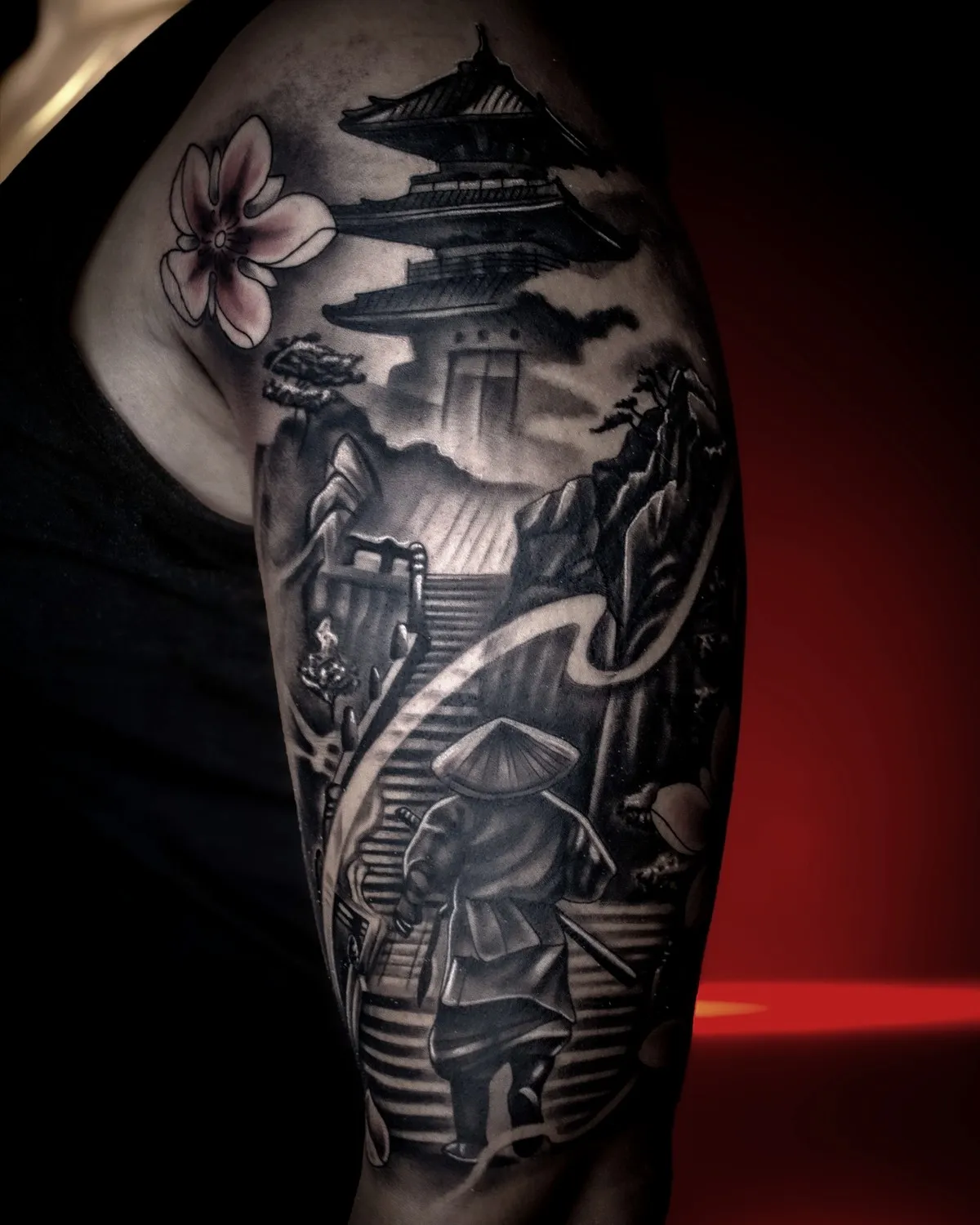Pagodă, samurai pe scări și flori de cireș pe umăr