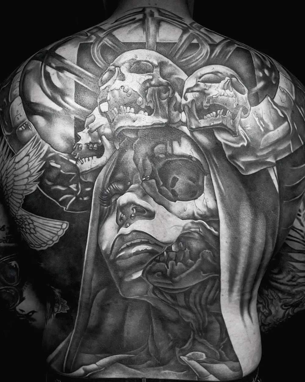 Tatuaj black & grey pe tot spatele: cranii, femeie cu văl și arhitectură gotică, vindecat